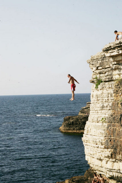 Ankara'dan ulaşım: - TEM otoyolundan Kandıra gişelerinden çıktından sonra sola Kandıra istikametine dönülüyor. Kandıra yoluna girdikten sonra yaklaşık 60 km. düz devam ediyor ve Kefken'e ulaşıyorsunuz