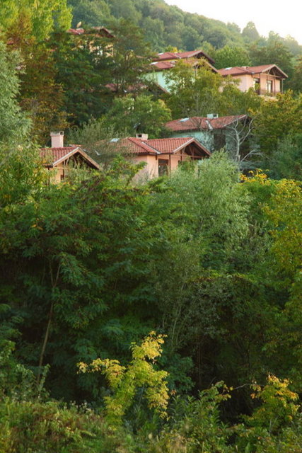 Havadan ulaşım: - Sabiha Gökçen Havalimanı ile arasında 80 km var