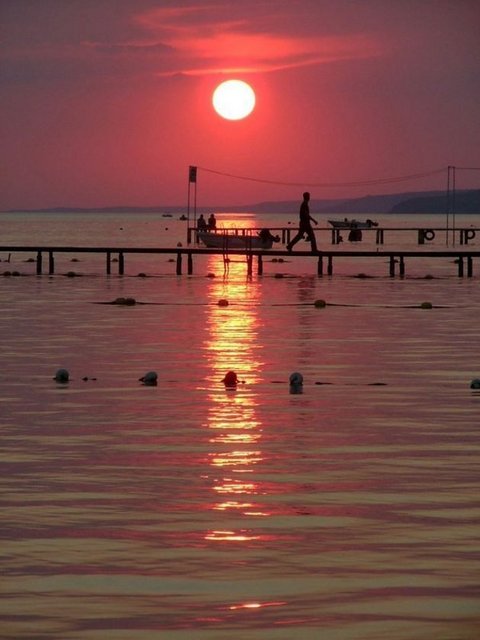 NASIL ULAŞILIR? - Erdek'e ulaşmak için önce Bandırma'ya gelmelisiniz.   İstanbul Yenikapı'dan Bandırma'ya kalkan feribotlarla 1 saat 45 dakikada ilçede olabilirsiniz. Bandırma-Erdek arası ise 22 kilometrelik bir yolla 15 dakikada Erdek'e ulaşabilirsiniz.