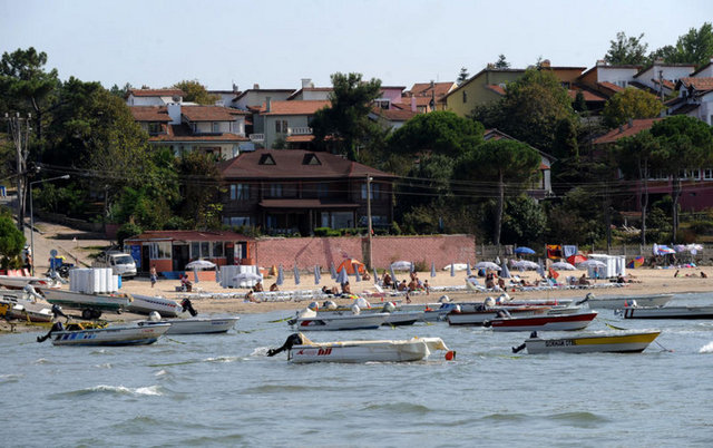 NASIL ULAŞILIR? - İstanbul'dan ulaşım: - TEM otoyolundan Kandıra gişelerinden çıktından sonra sola Kandıra istikametine dönülüyor. Kandıra yoluna girdikten sonra yaklaşık 60 km. düz devam ediyor ve Kefken'e ulaşıyorsunuz. -
