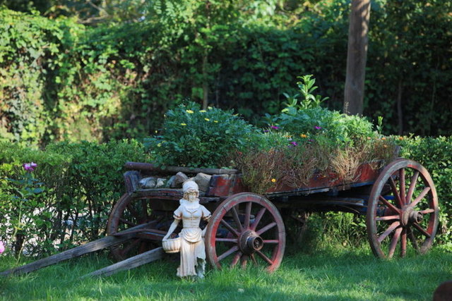 NASIL GİDİLİR? - İstanbul'dan ulaşım: - TEM otoyolundan İzmit istikametine gidiliyor, İzmit doğu gişelerinden çıkıp Adapazarı istikametine dönün, Sapanca ayrımından girin yaklaşık 6 km sonra Maşukiye olacaksınız. Kartepe'ye Maşukiye üzerinden ulaşabilirisiniz. - Maşukiye, İstanbul arası yaklaşık 1,5 saat sürmektedir. -  -