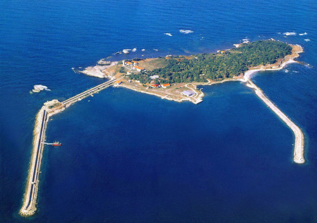 Kefken'e gelmişken Kerpe'ye uğramamak olmaz. Kerpe, kayalıklar bölgesi olarak bilinir. Kayalar o kadar ilginç ki çok özel fotoğraf kareleri yakalamanız mümkün olabilir.  -  -