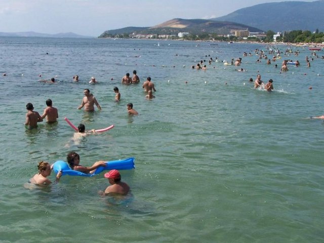 ERDEK- BALIKESİR: - Erdek, Bandırma ve Gönen bağlantılı olarak İstanbul- Ankara, İzmir ve Bursa gibi büyük illerle ulaşım imkânı bulunmakta. Çakıllı olmayan altın renkli kum şeridinin baştanbaşa sardığı Erdek sahilleri, Türkiye'nin en güzel tabii plajlarından. Erdek'te isterseniz ev kiralayabilirsiniz isterseniz otel ve pansiyonları tercih edebilirsiniz. -