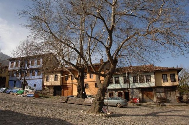 Cumalıkızık sokaklarından, her zaman kaynak suları akıyor.