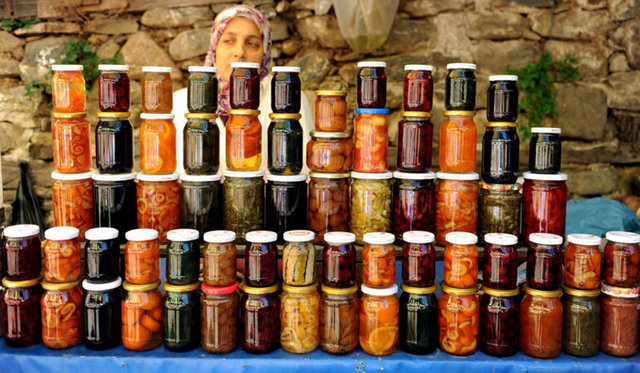 Cumalıkızık'tan evinize dönerken de buradan, özellikle mevsiminde ahududu, böğürtlen ve kızılcık alabilirsiniz. Ve tabii ki ev yapımı reçeller denemeye değer.