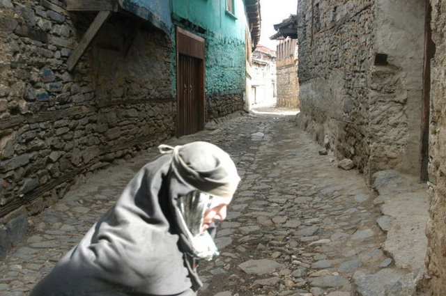 Uludağ etekleri ile vadiler arasında sıkışıp kalan köylere kızık adı verilmiştir. Diğer kızık köylerindeki köylülerin eskiden Cuma namazı için toplandığı yer olduğundan bu köyün Cumalıkızık adıyla anıldığı söylenir.