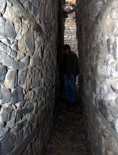 Bursa şehir merkezinden Ankara istikametinde ilerlediğinizde yolun sağındaki Cumalıkızık tabelalarını takip ederseniz, yol ayrımından bir kaç kilometre sonra Cumalıkızık'a ulaşabilirsiniz.