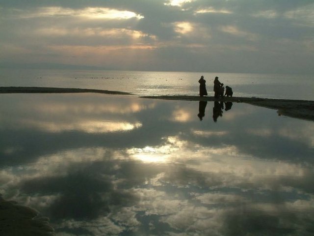 ERDEK- BALIKESİR: - Erdek, Bandırma ve Gönen bağlantılı olarak İstanbul- Ankara, İzmir ve Bursa gibi büyük illerle ulaşım imkânı bulunmakta. Çakıllı olmayan altın renkli kum şeridinin baştanbaşa sardığı Erdek sahilleri, Türkiye'nin en güzel tabii plajlarından.