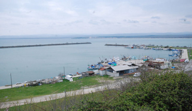 Kırklareli'nin Demirköy ilçesine bağlı İğneada Beldesi, sahip olduğu doğal güzellikleri, Karadeniz'in en batı ucunda yer alan ve uzunluğu yaklaşık 20 kilometreye ulaşan kesintisiz kumsalları ve plajları ile güneydeki tatil mekanlarına alternatif sunuyor. -