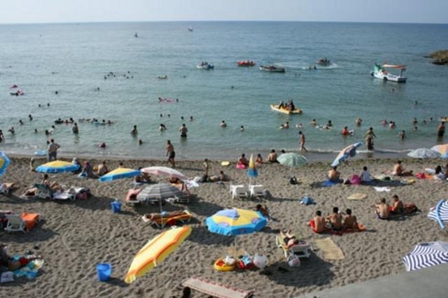 Ankara'dan ulaşım:  - Ankara'dan Akçakoca'ya ulaşmak için TEM otoyolu üzerinden gelirken Kaynaşlı gişelerinden çıkış yapılarak, D-100 (E-5) yoluna girilir. 8 km. sonra Düzce şehir merkezinden Akçakoca sapağında dönülür; 35 km. sürecek yolun sonunda Akçakoca'ya varılır.