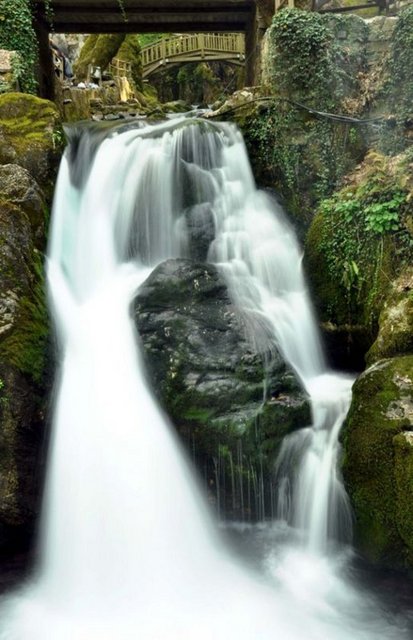 BALIKESİR- SARI KIZ EFSANESİ: Edremit'in Küre Köyü'nde yaşayan Sarı Kız'ın güzelliği dillere destandır. Bu özelliğinin yanında ayrıca iyi kalpli ve yardım etmeyi seven bir insandır. - Bu yüzden herkes Sarı Kız'ı kıskanır. Bir gün Sarı Kız'ın babası Hac ziyaretini gerçekleştirmek için buradan ayrılır. Ancak bu süre içinde Sarı Kız hakkında herkes kötü konuşmaya başlar.  - Baba döndüğünde söylentiler almış başını gitmiştir.