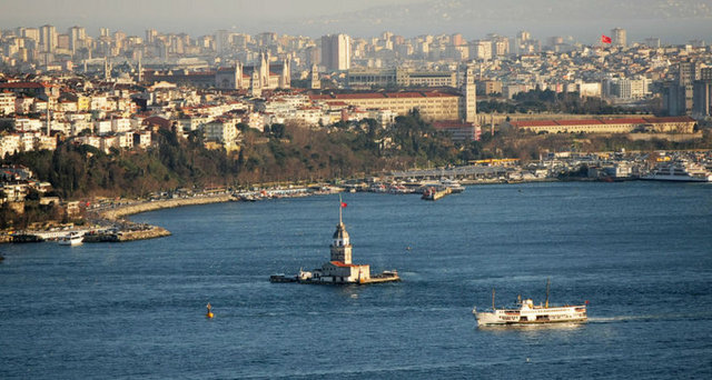 Leandros, aşkını görmek için her akşam Kız Kulesi'ne yüzer. Hero da onu elindeki meşaleyle karşılar.  -