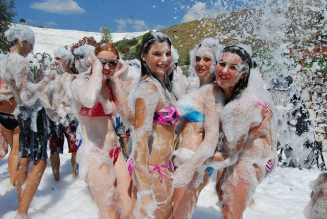 Sonra ikili evlenmişler. O zamandan sonra herkes güzelleşmek için travertenlerdeki bu suya giriyor