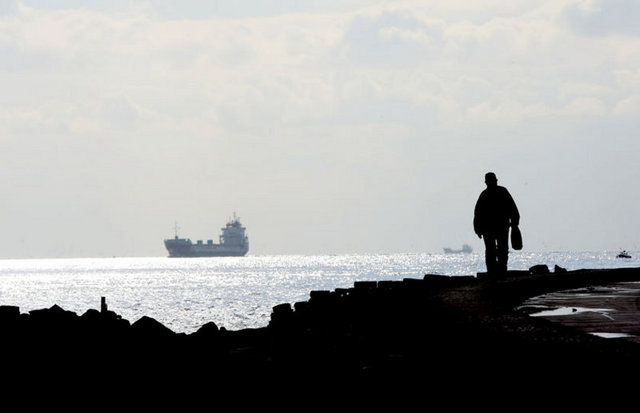 "Tamam," der padişah ve kayıkçıya, "hemen sahile çıkmasını," söyler. Sahilde kendisini bekleyen askerleri yanına çağırır. Gösterdiği yeri yıkmalarını ister. Askerler hemen duvarda bir delik açarlar. Padişah açılan delikten falcıyla birlikte İstanbul'a girer. Falcıya alaycı bir yüzle bakarak kuşağındaki küçük notu çıkarır ve okur. Notta aynen şöyle yazmaktadır: "Padişahım, yenikapınız hayırlı olsun!" O günden sonra yıkılan surun olduğu yere bir kapı yapılır ve adına da "Yenikapı" denilir. -