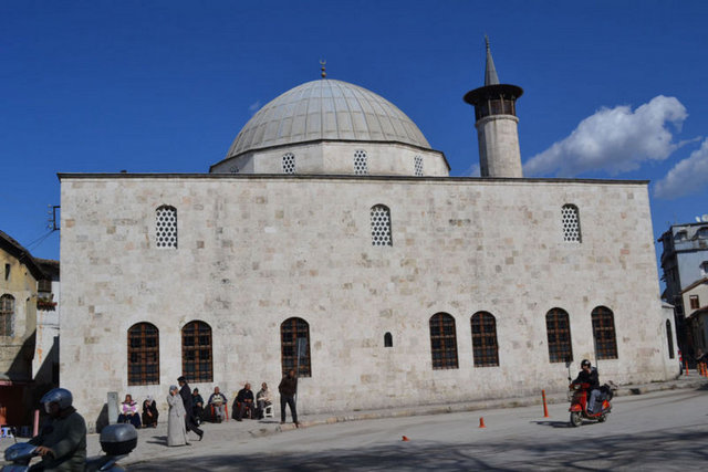 Evliya Çelebi'nin bir ifadesine göre de Antakya Kalesi, İstanbul Kalesi'nden sonra en büyük kal'alardan biridir. Seyahatnamesinde bunu şöyle anlatır: - "Antakya Kal'ası duvarlarının ve burçlarının yüksekliği başka bir yerde görmedim. Doğu yönündeki dağlar üzerine oturan duvarları 80 arşın yüksekliğindedir. Asi nehri kıyılarındaki duvarlar ise yalınkat, 20 arşındır. Kal'anın yapıldığı taşların her biri birer fil gövdesi kadardır. Büyük usta Ferhat, taşları baltasıyla birbirine öyle yanaştırmış ki, tek bir kaya sanırsınız -  -