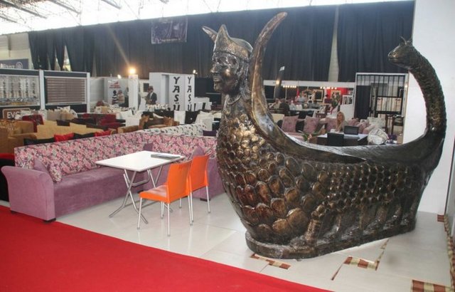 ADANA- ŞAHMERAN: Adana Misis çevresinde yaşayan beylerden biri, çaresiz bir derde düşer. - Yapılan ilaçlar fayda etmez. Bir doktor beyi iyi edebilecek ilacın yılanlar Şahı Şahmeran'ın gözleri olduğunu söyler.  - Ama kimse Şahmeran'ı bulamaz. Yılanlar Padişahı insanoğullarından birine büyük bir iyilikte bulunarak,  - onu yılanların sokup öldürmesinden kurtarmıştır.  -