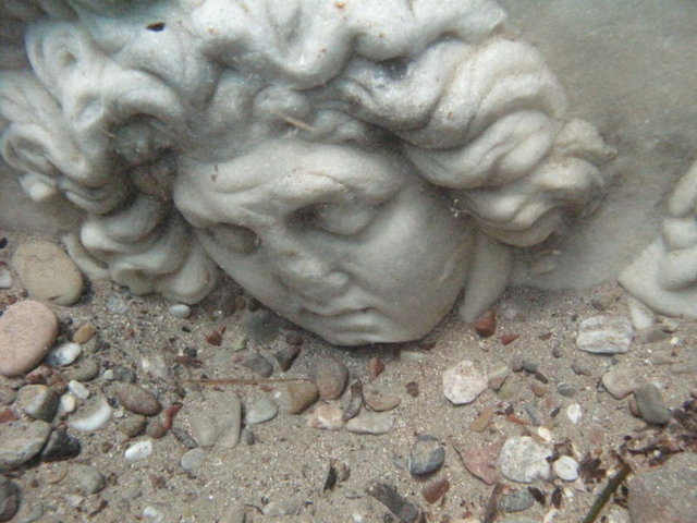 DİDİM- MEDUSA EFSANESİ: -  - Yunan mitolojisine göre Medusa, kendisine bakanları taşa çevirebilecek güce sahip.  - Zeus'un oğlu Perseus'a aşık olan Medusa'nın bir sıkıntısı da Athene'nin de Perseus'a aşık olmasıydı.