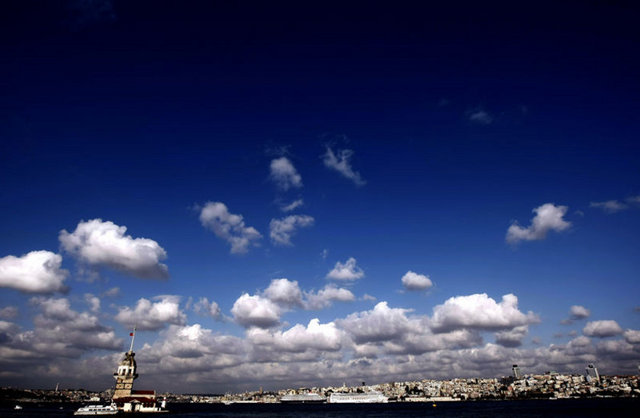 Kız Kulesi'yle ilgili bir efsane de aşk hikayesi: Rahibe Hero çok güzeldir. Leandros da yakışıklı bir gençtir. Leandros, Hero'yu gördüğü an aşık olmuş.  - Fakat iki gencin evlenmesi Hero'nun rahibe oluşundan dolayı mümkün değilmiş. Fakat gönül ferman dinlememiş.  -