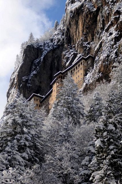 İkona daha sonra melekler tarafından uçurularak, Maçka dağlarının yamaçlarındaki dağ kavuklarından birine yerleştirilmiş. O günlerde Barnabas ve Sophranios isimli keşişler rüyalarında Meryem Ana'yı görmüşler ve Meryem Ana keşişlere Trabzon'a gidip ikonanın olduğu kovukta kendisi adına bir kilise yaptırmalarını söylemiş. -