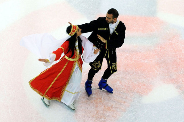 ELAZIĞ- ÇAYDA ÇIRA: Bir beyin oğlu bir başka beyin kızına aşık olur. İki genç, aileleri görmesin diye geceleri gizlice buluşurlar. Buluşmalarında çıralarla birbirlerini karşılarla.  -