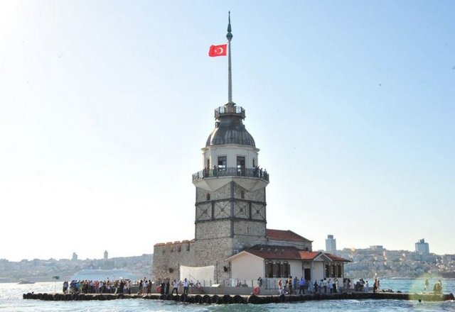 Bu hikayeden günümüze gelen bir diğer şey de küçük kulemizin ismi ile ilgilidir. Diğer efsanelerdeki prenseslere de atfen Türkler buraya Kız-Kulesi ismini vermişlerdir. -