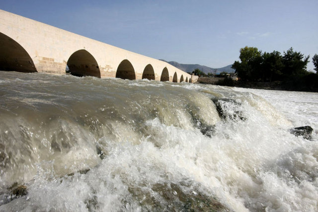 Lokman, hastaları iyileştirmiş. Halk, Lokman'dan ölümsüzlüğün ilacını yapmasını istemiş. Lokman da Çukurova'da dolaşarak ölümsüzlük sağlayacak bir bitkinin peşine düşmüş. Dolaştığı bir gün bir çınarın altında uyuya kalmış.  - Uykusunda bir ses duyup uyanmış "Lokman bunca zamandır arayıp taraman bitsin. Ben ölümün ilacıyım.  - Bundan sonra insanlara da hayvanlara da ölüm yok" diye seslenen otun yanına koşmuş ve  ilacın nasıl yapılacağı konusunda söylenenleri bir bir yazmış.  - Otu da kopararak düşmüş yola. Nehrin ağır ağır aktığı köprü üzerinde durmuş. -