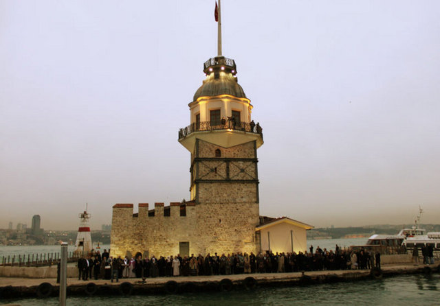 Bir başka efsane de Selçuklu Sultanı'nın kızıyla ilgili. Sultan kızı güzel mi güzel alımlı mı alımlı bir genç kızmış. - Sultan'a bir falcı, kızının yılan sokması sonucunda öleceğini söylemiş.  - Bunun üzerine Sultan, Kız Kulesi'ni yaptırmış ve kızını oraya yollamış. Kuleye yılan girmemesi için her tedbiri artırmış.