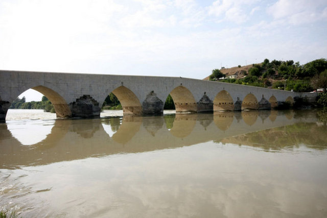ADANA EFSANESİ- LOKMAN HEKİM: Lokman bütün otların ve çiçeklerin dilinden anlarmış. Çiçekler otlar hangi hastalığı iyi edeceğini Lokman'a söylermiş. - O da her hastalığı iyi eden ilaçlar yaparmış. Bütün dünyayı dolaşan lokman Çukurova'nın bereketli topraklarında herşeyin  - yetiştiğini görünce, Seyhan Nehri'nin kenarındaki bölgeye yerleşmiş. -