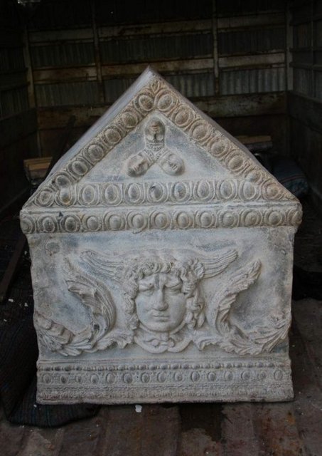 Elindeki kafayı kiminle savaşıyorsa ona gösterir ve karşısındaki ordular taş olur. Bundan sonra Medusa'nın heykelleri her yere düz değil yan ya da ters olarak yerleştirilir -