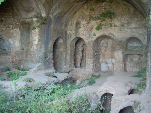 Yedi genç, putperestliğe dönmeyi kabul etmediklerinden Rum Hükümdar Dakyanus'un huzuruna çıkarılmışlar. Bu hükümdar, Putperestlik dinine bağlı kalmalarını, aksi takdirde kendilerini öldürteceğini söyleyerek birkaç günlük zaman vermiş. Köpekleri Kıtmir ile birlikte bu yedi genç ölümden kurtulmak için verilen süreden fayadalanarak kaçmışlar ve bu mağaraya sığınmışlar. -