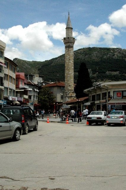 Bu tatlı sözler üzerine Defne, dallarını eğerek Apollon'u saygı ile selamlar. -  - Apollon , heyecan içinde  parlak yapraklarından başına bir taç yapar. İşte o zamandan beri şiir ve silah zaferi Defne dalı ile ödüllendirilir ve Defne'nin gözyaşları ise  bugün hala Harbiye'de şelaleler meydana getirmektedir. -