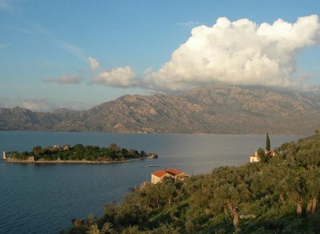Kanlı bir savaş sonunda Meander'in ordusu yenilir.  - Yenik düşen Meander tapınaklarındaki hazineleri, değerli eşyalarını ve tüm varlığını askerlerine dağıtır. - Tanrıça aklını büsbütün başından alır. Meander iyice çıldırır.  -