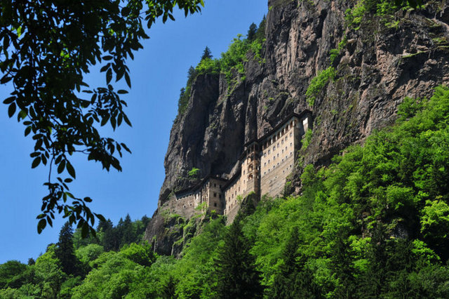 TRABZON- SÜMELA MANASTIRI EFSANESİ: -  - İsa Peygamberin havarilerinden olan Lukas'ın bir tahta parçası üzerine çizdiği Meryem Ana resmi (ikona) yıllar sonra kendiliğinden Atina'ya uçmuş. Renginin koyuluğundan ötürü daha sonraları Kara Meryem, Kara Melek, Kara Madonna gibi adlarla ünlenen bu resim, Theodosius döneminde, 4'üncü yüzyılda Atina'dan ayrılmak istemiş.  -