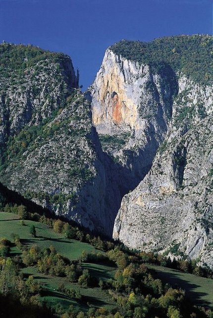 Baba, Sarı Kız'a bu yüzden ceza vererek, onun yanına birkaç tane kaz vererek onu Kaz Dağları'na çıkarır. - Sarı Kız, dağda yaşamaya katlanır. Bir gün babası onu görmeye gider. Kızından su isteyen baba bir anda şaşkına döner çünkü Sarı Kız, dağın tepesine elindeki tası uzatır ve tası orada doldurur.  - Baba, kızının erdiğini anlar.