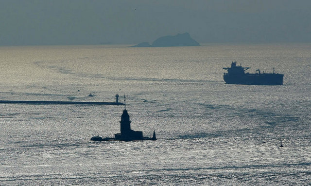 Bir akşam fırtına çıkar, Hero'nun meşalesi söner ve bir daha yanmaz. Meşalenin ışığını göremeyen Leandros, dalgaların arasında kaybolur. Sabah ise Kız Kulesi'nin kıyısına cesedi vurur. Bunu gören Hero da kendini denize atar ve intihar eder... -