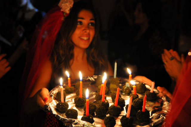 Aşıklar evlenmeye karar verilir. Derken kız istenir, nişan yapılır. Düğün günü geldiğinde eğlenceler düzenlenir. Düğün alayı gelini atlarla almaya gelir. Gelinin üzerine bindiği at bir anda huysuzlanır ve gelini üzerinden atar. Gelin Harput Nehri'ne düşer ve boğularak ölür.  -