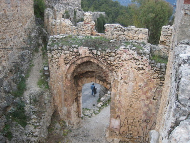 Eleni, kaldığı hücrede her gün ağlamıış. Babasının pişman olacağını düşünmüş. -