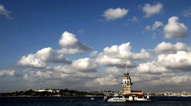 Sultan da kutlama yapmak istemiş kulede. Köylülerden biri kıza armağan olsun diye büyük bir meyve sepeti getirmiş. Sepetin içine sızan yılan da kızı sokmuş ve kız ölmüş. -