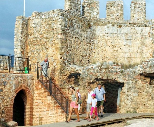 ALANYA KALESİ: - Bizans Tekfuru Argiles'in kızı Eleni o kadar güzeldir ki kısmetleri çoktur. Bir kısmeti de korsandır. Fakat Eleni, korsanı sevmez. O, fakir bir çobana aşıktır. Eleni, babasına bu çobanla evlenmek istediğini söyler. Babası ise "Sadece korsanla evleneceksin" der ve kızı Alanya Kalesi'nin zindanlarına kapatır. -