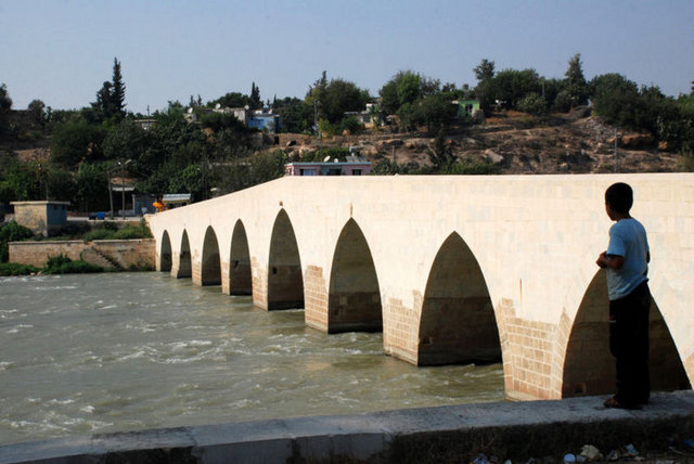 Defterine yazdıklarına göre, ölüm ilacını yapmaya koyulmuş. Tam bitireceği sırada görünmez bir el,  bir vuruşta defteri de ,otu da uçurarak suya düşürmüş. - Lokman bu yüzden ölüme çare olacak ilacı yapamamış. Otlar da bundan böle ondan küsmüşler.