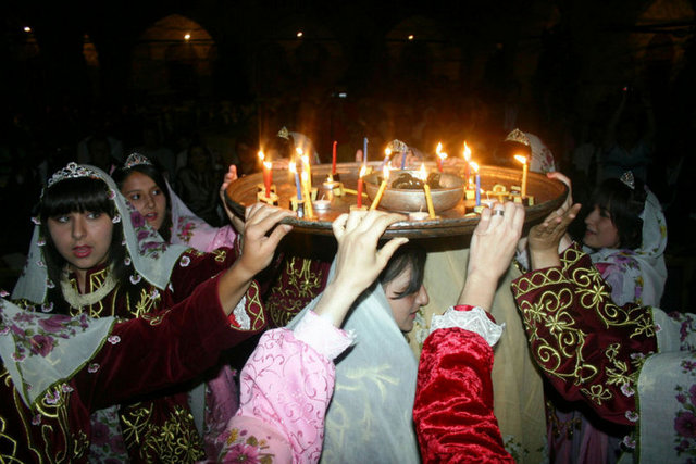 Çayda Çıra türküsünün sözleri de böyle hüzünlüdür işte: - Çayda çıralarım var, - Gizli yaralarım var. - Eller al yeşil giymiş, - Benim karalarım var.