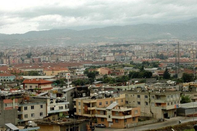ANTAKYA- DAPHNE EFSANESİ: Apollon, Yunan deniz tanrılarından biri olan Peneus'un kızı Su Perisi Daphne'ye aşık olmuştur.  - Daphne'ye umutsuzca aşık olmasının nedeni, aşk tanrısı Eros'un oklarından birine hedef olmasıdır. - Apollon aslında çok iyi bir okçudur ve kendiyle övünmeyi çok sever.  - Birgün kendisi gibi iyi bir okçu olan Afrodit'in oğlu genç Eros ile karşılaşır ve onun okçuluk kabiliyeti ile ilgili alaycı sözler söyler. Buna karşılık, Eros öç almak ister ve iki ok hazırlar. Biri altın suyuna batırılmıştır ve saplandığı kişiye tutku ve sonsuz aşk verecektir. Diğer ok ise saplandığı kişiyi aşk ve tutkudan tamamen uzaklaştıracaktır. Altın ok Apollon'un kalbine saplanır ve Daphne'ye umutsuzca aşık olur. Fakat ne yazık ki diğer ok Daphne'nin kalbine saplanmıştır. Dafni, Apollon'dan sürekli kaçar ve aşkını reddeder. -  -
