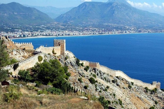 Alanya Kalesi'nden Damlataş'a uzanan kıraç tepe, Eleni'nin gözyaşları ile sulanmış. Ve bir süre sonra bu tepede defne, nar ve iğde ağaçları büyümüş.  -