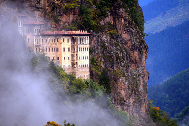 Keşişler deniz yolu ile Trabzon'a gelerek, Maçka dağlarının yamaçlarındaki taş kovuğu içindeki Meryem Ana ikonasını bulmuşlar. -
