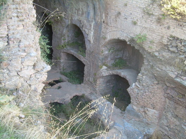 TARSUS- YEDİ UYUYANLAR: - Tarsus'un kuzeyinde bulunan Dedeler Köyü'nde Yedi Uyuyanlar Mağarası var. Eshab-ı Kehf Mağarası olarak bilinen mağarayla ilgili efsane şöyle anlatılıyor: -