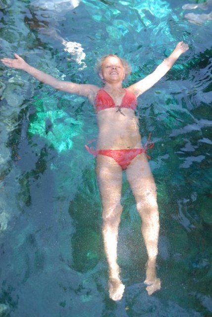 Kız o kadar çirkinmiş ki gören yolunu değiştiriyormuş. Kız, bu bunalıma dayanamamış ve kendisini dağın eteklerinden aşağı atmış. Kendisini attığı yerde de su dolu bir havuz varmış. Kız havuzun içine düşmüş. Bu havuzda kız bir anda değişmiş ve güzelleşmiş. Denizli'nin zengin bir beyi kızı burada görmüş ve kurtarmış.  -