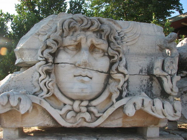 Athene, Medusa'yı ortadan kaldırmak için saçlarının içine yılanlar sokar.  -  O günden sonra Medusa kime baksa, kim Medusa'ya baksa taş olur. Bunu öğrenen Perseus, Medusa'nın kafasını keser.