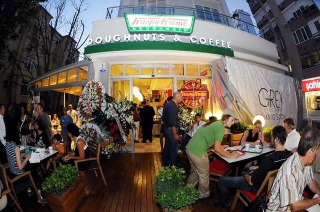 Krispy Kreme / Şaşkınbakkal Tel: (216 478 48 90) Mekânın gözdesi, buz gibi tropikali 'Chillers'. Yüzde yüz meyve püresinden elde ediliyor. Çilekli, kavunlu, karadutlu, mangolu, kivili ve frambuazlı çeşitleriyle damakları şenlendiren Chillers'ın yanında ne gider, diyorsanız da tavsiyemiz, mekânın spesyalitesi meyveli doughnutlar. www.krispykreme.com.tr