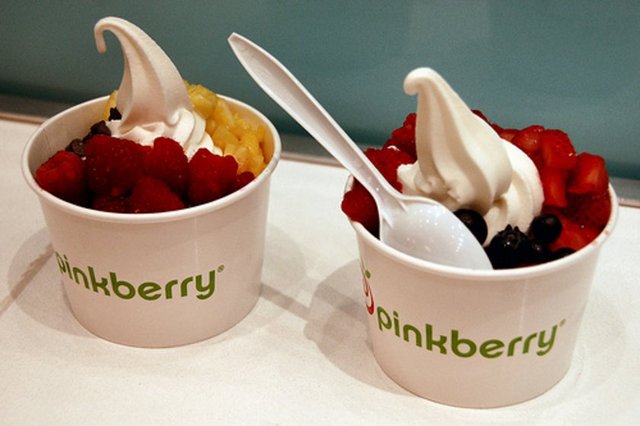 Pinkberry / Şişli Tel: (212 380 17 11) Katkı maddesiz dondurulmuş yoğurtlarıyla nam salan Pinkberry'nin yaz sürprizi 'Pinkberry Karpuz'. Karpuza doymak isteyenler karpuz püresiyle hazırlanan Pinkberry Karpuz'a karpuz parçaları da ekletebiliyor. Orijinal Pinkberry lezzetinin yanı sıra, farklı aroma seçenekleri de bulunmakta. Bunun yanı sıra, taze meyveler, çikolatalar, gevrekler, kuruyemiş çeşitleri, bal ve pekmez gibi 30'dan fazla eke, istediğiniz bir başka lezzeti ekleyerek de özel Pinkberry'nizi yaratabilirsiniz. www.pinkberry.com.tr