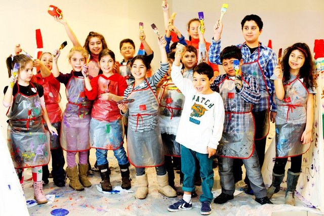 İstanbul Modern, okulların yaz tatilinde olduğu Temmuz-Ağustos tarihleri arasında, 7-12 yaş grubundaki çocuklar için, sanatla dolu, eğlenceli bir program hazırlamış. Her gün farklı bir etkinliğin düzenleneceği, "7-12 Yaş Grubu İçin Yaz Sanat Atölyeleri"nde çocuklar resim, heykel, fotoğraf, animasyon, yerleştirme ve performans gibi disiplinlerin yanı sıra edebiyat ve mimarlık alanlarını da içeren uygulamalar yapabilecekler.Yaz tatili boyunca çocuklara, sabah ve öğleden sonraları için iki program seçeneği sunuluyor. Atölyelere beş günlük ya da günübirlik kayıt yaptırmak mümkün. Bilgi için: (212 334 73 52) / www.istanbulmodern.org